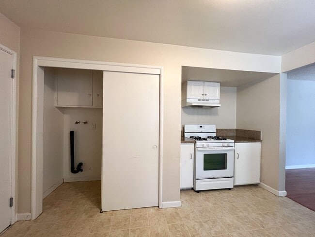 Building Photo - Inviting Duplex Just 5 Minutes from Sac State