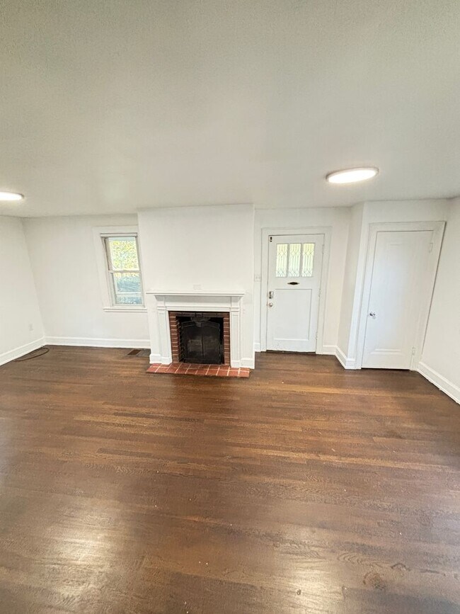 Building Photo - 409 E Washington Ave