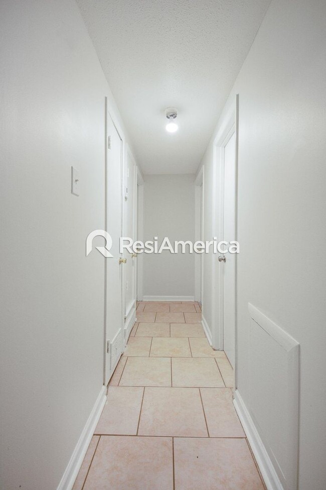 Building Photo - Renovated 3/2 in Great Location!