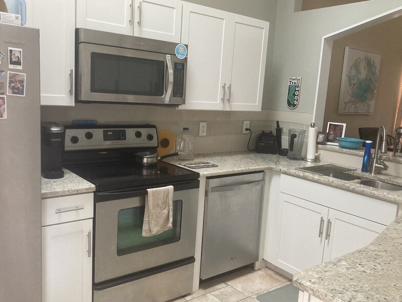 Building Photo - 571 Milburne Close