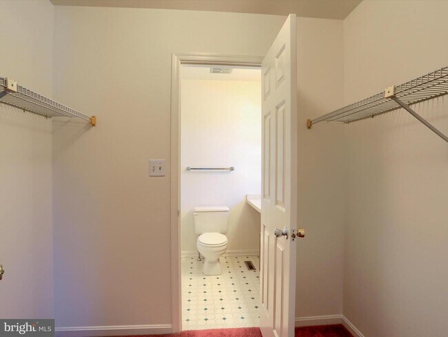 Building Photo - 1068 W Foxcroft Dr