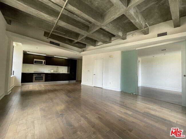 Building Photo - 727 W 7th St