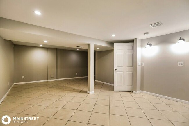 Building Photo - 509 W 5th Ct