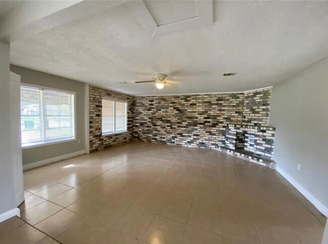 Building Photo - Amazing 3 Bedroom 2 bath home in Houston
