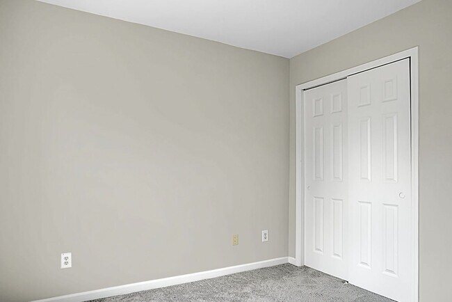 Building Photo - 3 bedroom, 2.5 Townhome