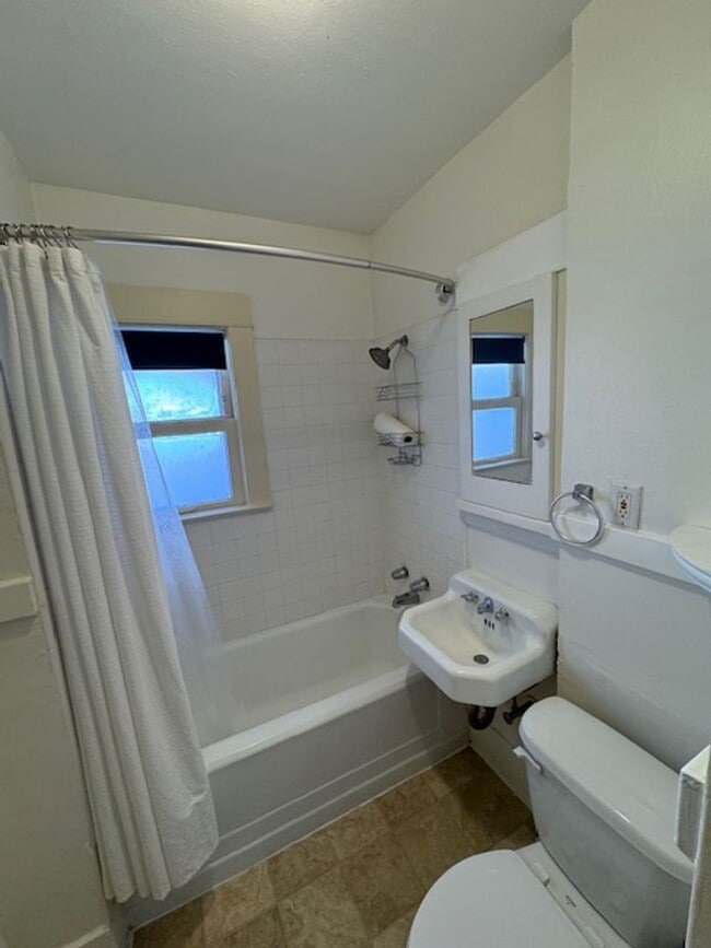 Building Photo - 3811 E 10th St