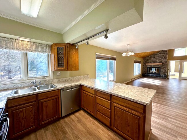 Building Photo - LIKE NEW REMODEL!