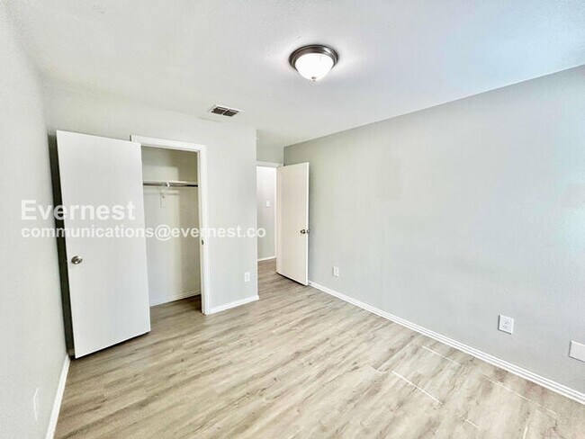 Building Photo - 152 Creek Cove Dr