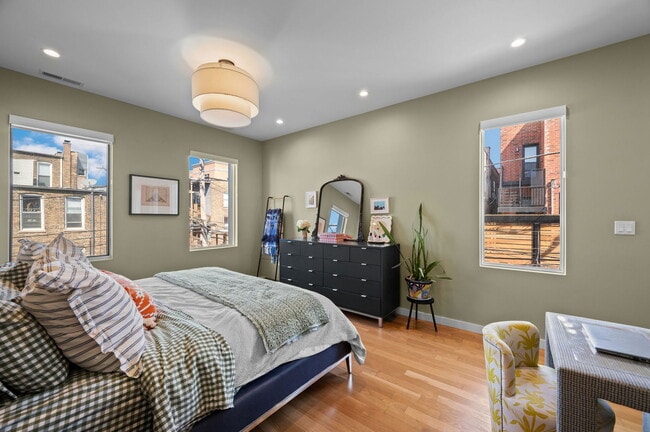 Building Photo - 2016 W Rice St