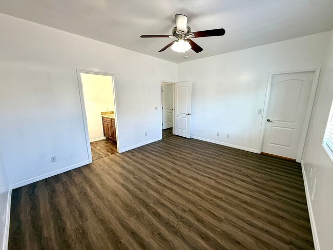 Building Photo - Great 3 Bedroom, 2 Bathroom Home Centrally Located- Available Now!