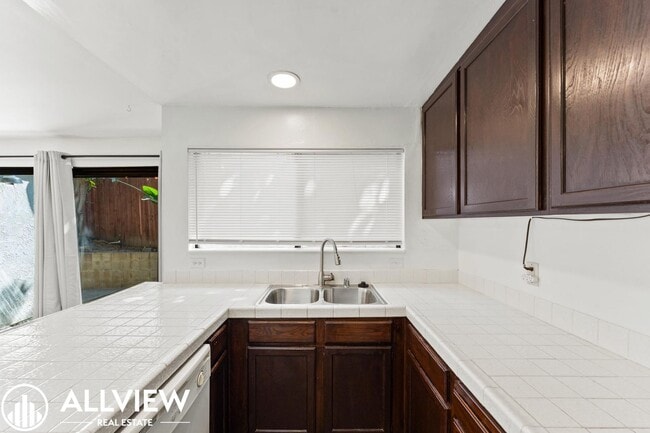 Building Photo - 255 Avenida Montalvo