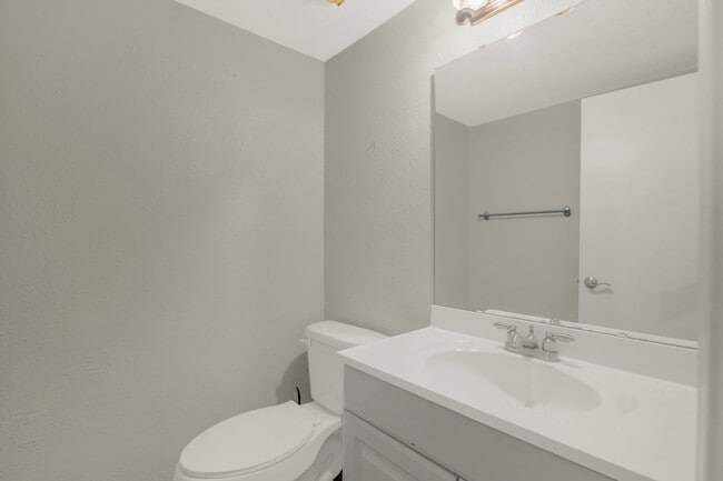 Building Photo - Lovely 3 bedroom, 1 1/2 bathroom home in G...