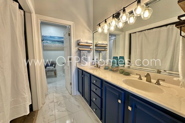 Building Photo - 3/3 DESTIN CONDO... Minutes from the beach!!