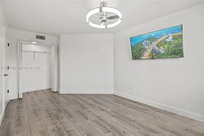 Building Photo - 470 S Park Rd