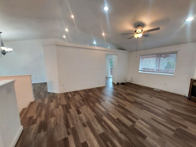 Building Photo - 4 bedroom 2.75 bath, Huge Fenced Yard with Landscaping Included!!