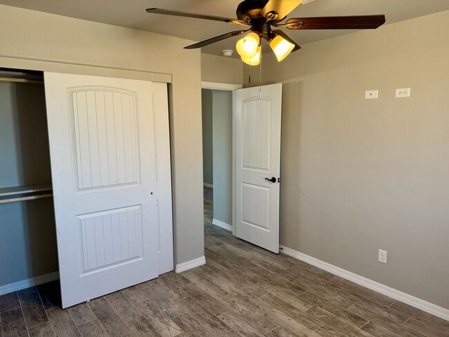 Building Photo - Enjoy the afternoon views in the 3 Bedroom...