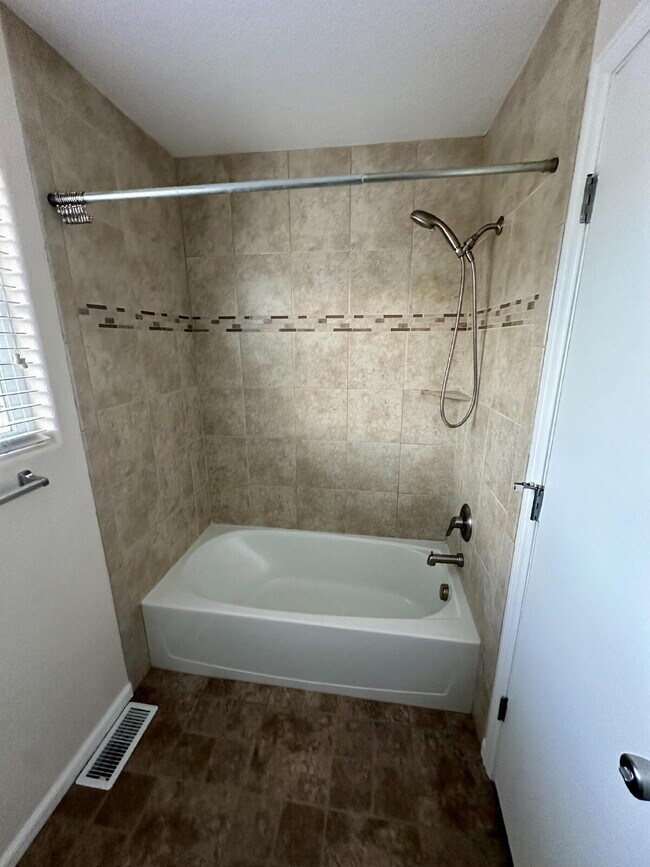 Building Photo - Stylish 2 bedroom Townhome end unit w/Loft 80923