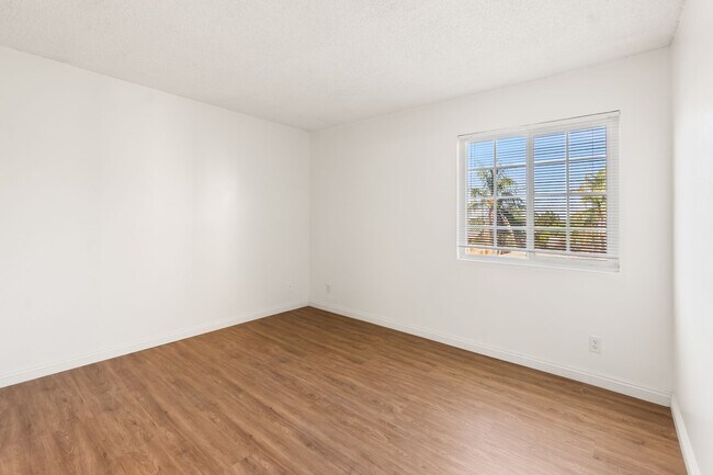 Building Photo - Updated 1BD/1BA Apartment in well maintain...