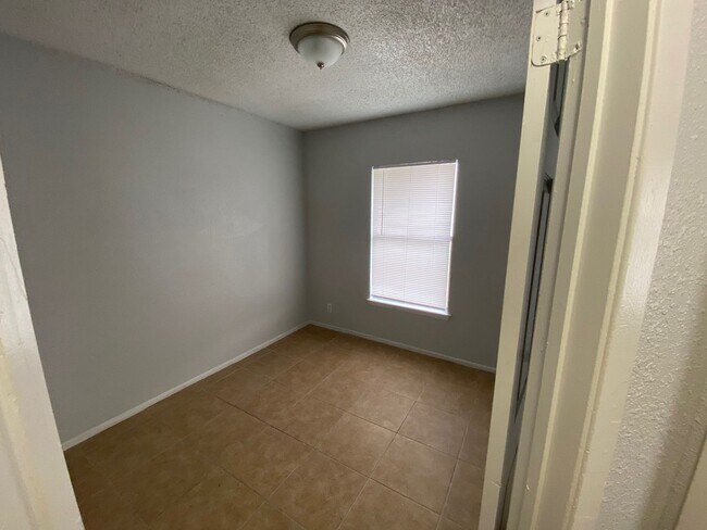 Building Photo - Comfortable 2BR/1BA- Home Available Now!
