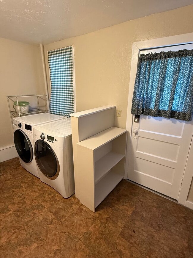 Building Photo - Great 2 Bedroom Rental Home in Crocker Highland District