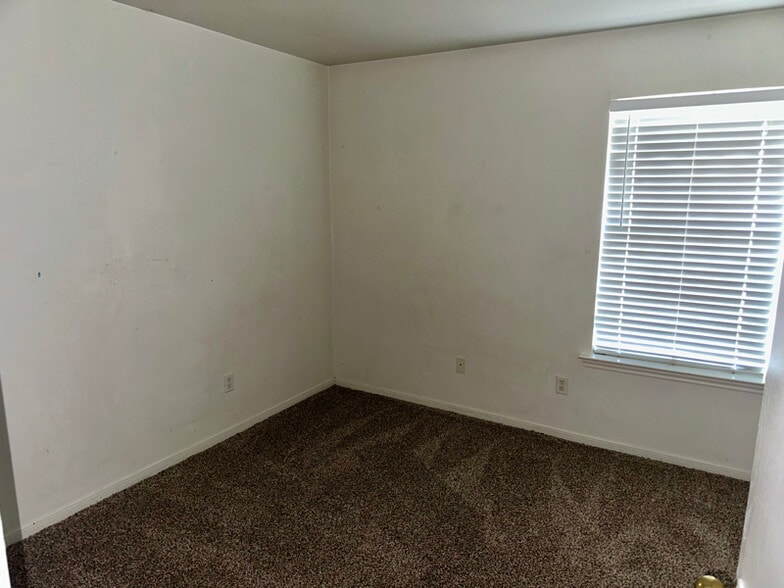 Building Photo - 402 Topeka Ct