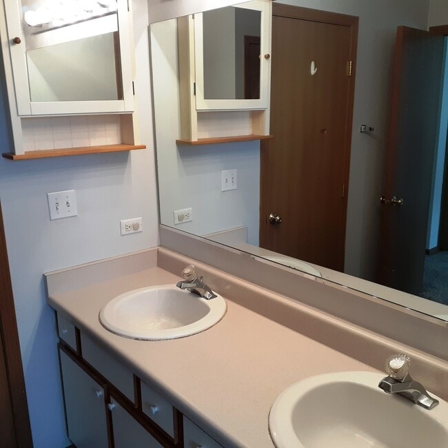 Building Photo - 156 Castlewood Ct
