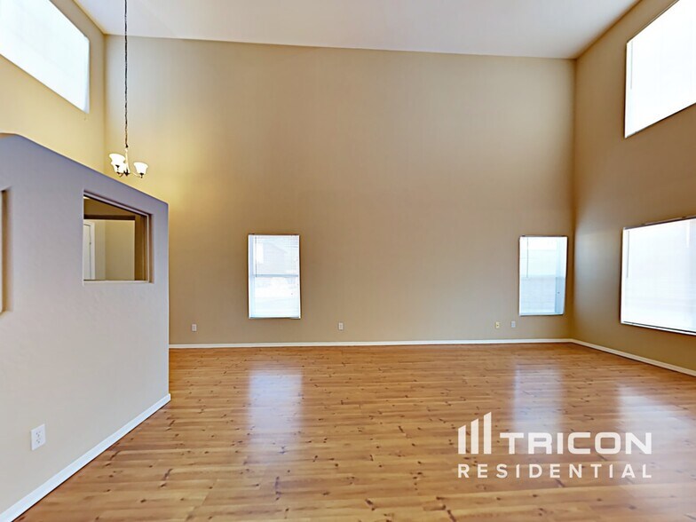 Building Photo - 22040 W Gardenia Dr
