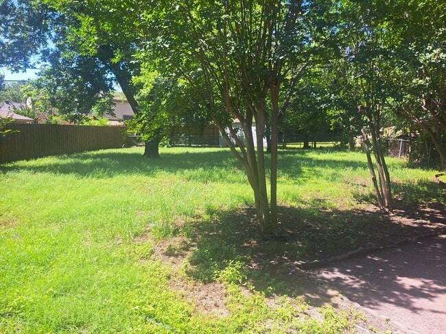 Building Photo - 4 Bedroom / 2 Bath / 2 Car Garage