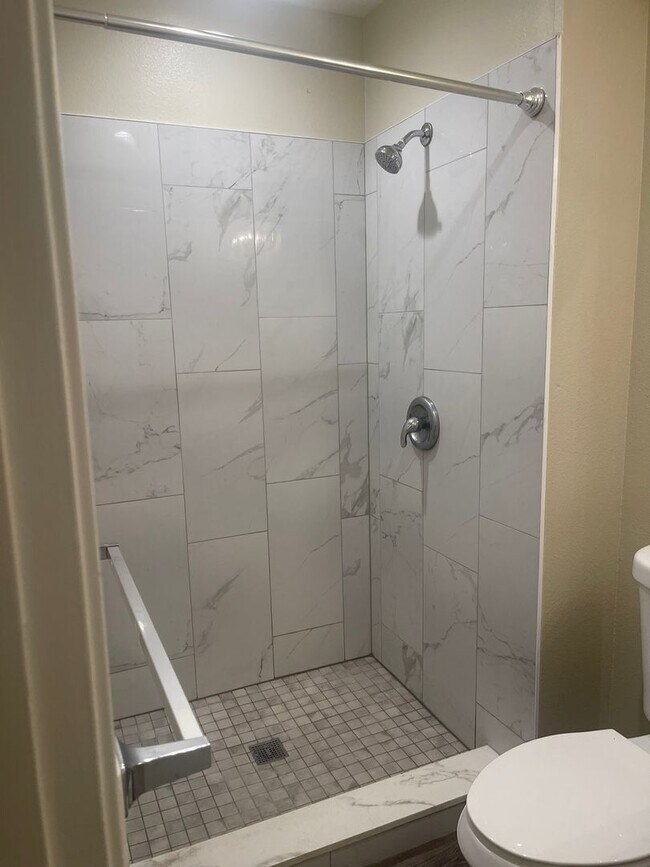 Building Photo - Spacious 4-Bed Townhome in the Heart of Cl...