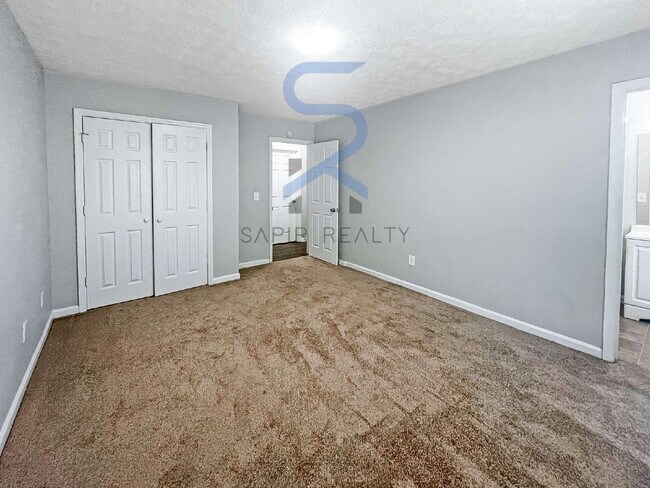 Building Photo - 2033 Charter Manor