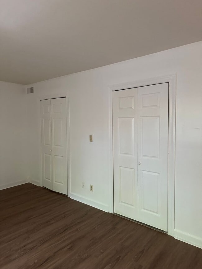 Building Photo - 2800 Carriage Dr
