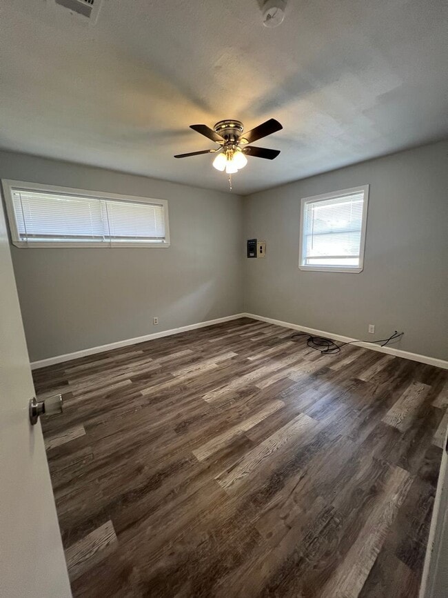 Building Photo - 3 Bedroom 1 bath Home for Lease