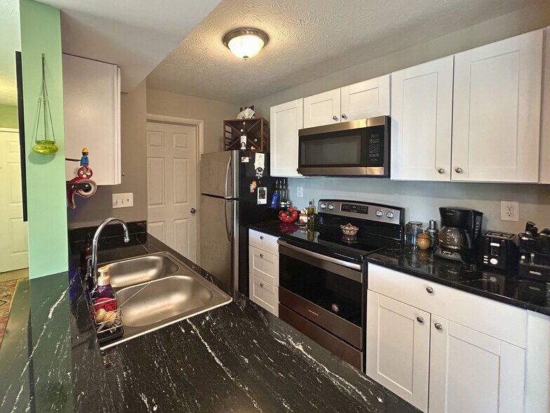 Building Photo - 8831 Eagleview Dr