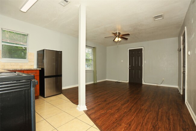 Building Photo - 713 S Valderas St