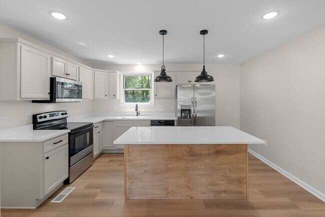 Building Photo - Close to Ft. Campbell! Renovated 3 Bed 2 Bath Home!