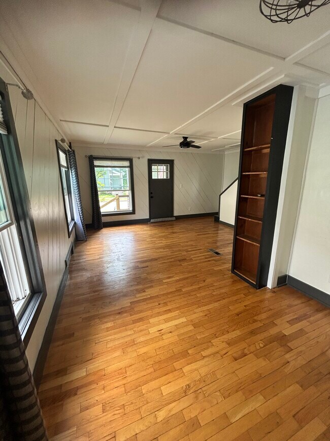 Building Photo - 2315 Fernwood Ave