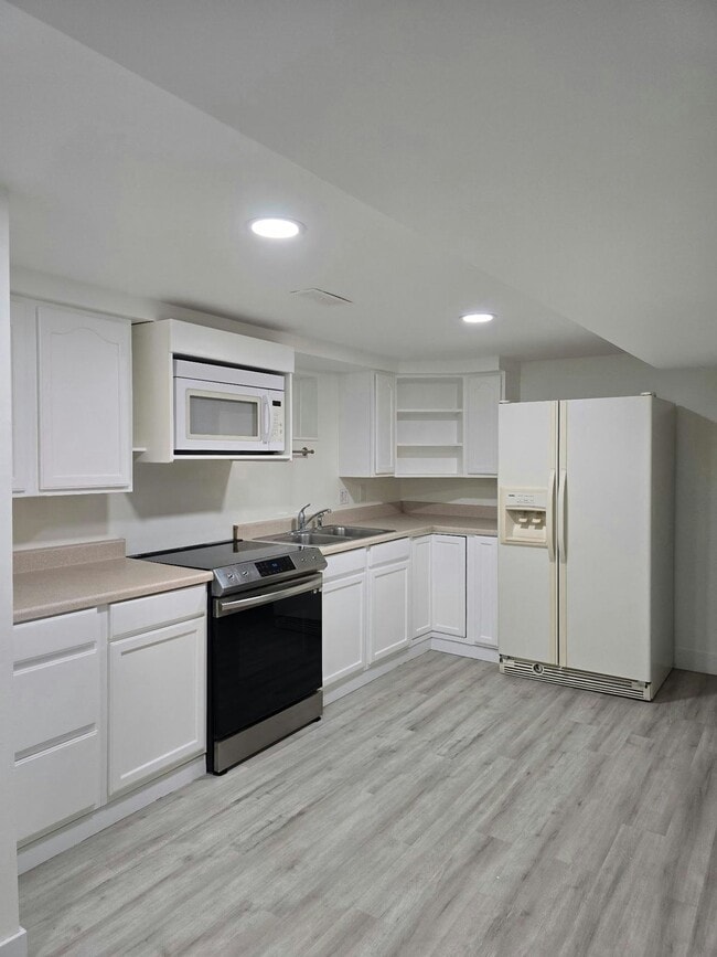 Building Photo - 3723 Kewanee Dr