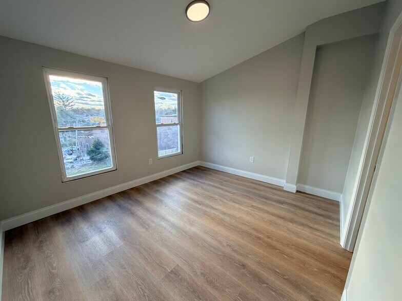 Building Photo - 3 E Overlea Ave