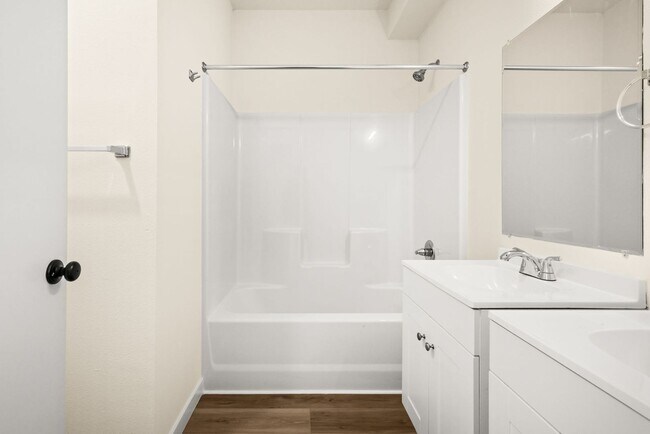 Building Photo - Vancouver Townhouses - Get 1 Month Free!