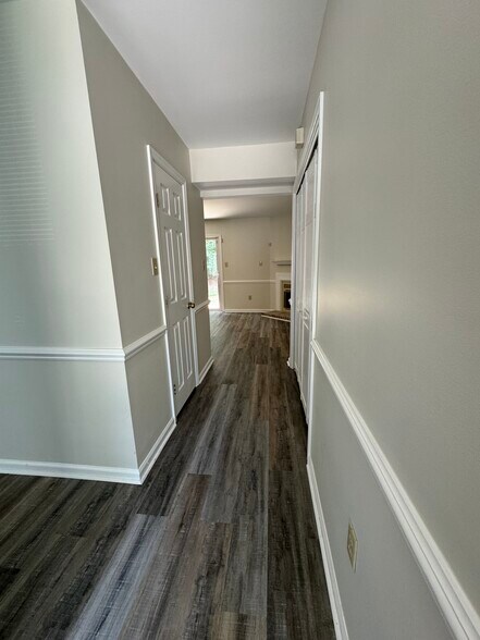 Building Photo - 716 John St