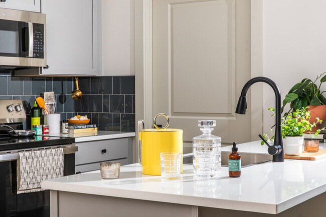 Building Photo - 723 Mt Vernon Ave