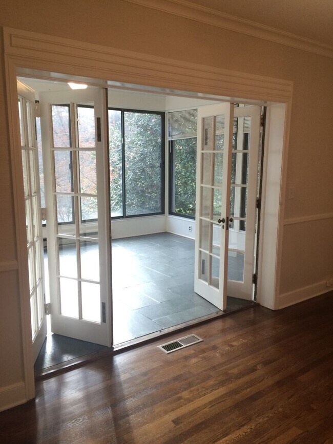 Building Photo - Old Luxury in Irving Park