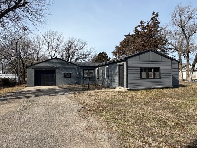 Building Photo - 1049 N Main