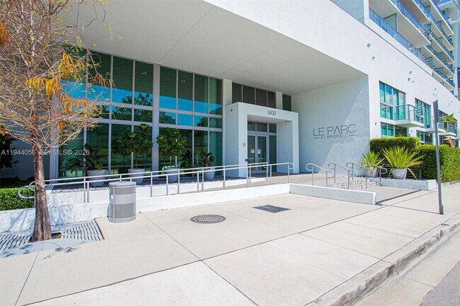 Building Photo - 1600 SW 1st Ave