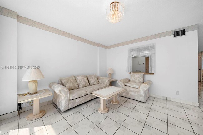 Building Photo - 1000 Parkview Dr