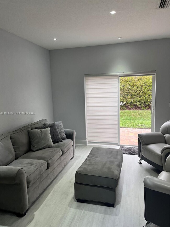 Building Photo - 4746 Lago Vista Dr