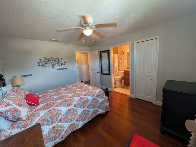 Building Photo - Fully Furnished 2-Bedroom Condo