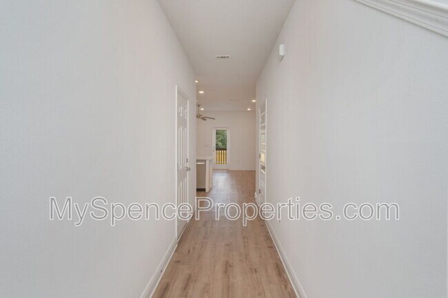 Building Photo - 5 Renea Cv