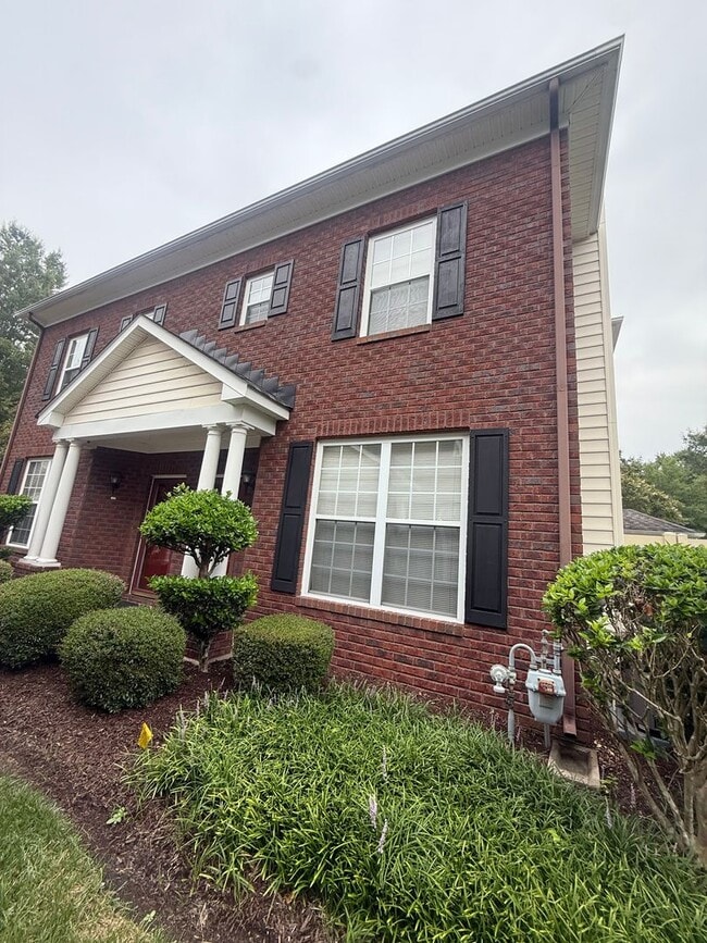 Building Photo - Lovely 2 Bedroom 2.5 Bathroom Located in V...