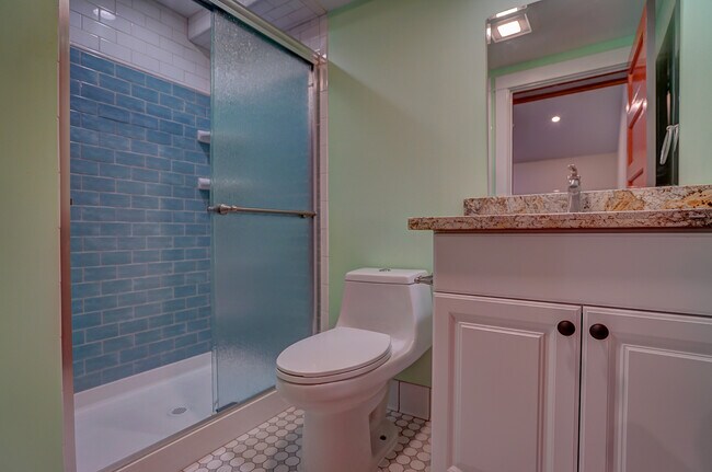 Building Photo - 1081 W 30th St